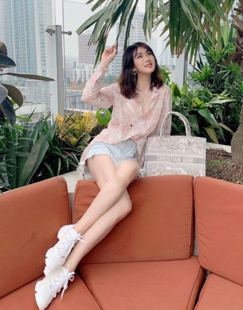 衬衫 姚安娜瘦没了“富态脸”，穿白衬衫配短发利落有型，气质越来越好