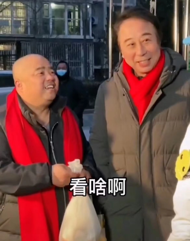 冯巩|冯巩乱扔垃圾惨被教育，频频甩锅徒弟自称糊涂，眼眶泛红一脸委屈