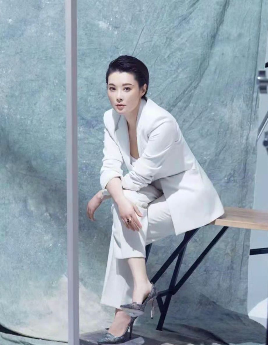 紧身裤 袁立两口子同框，穿米色毛衣配短发有书香气，不像比老公大11岁