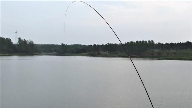 |初秋钓鱼需牢记3句爆护口诀,避开3种空军天气、2种空军钓位