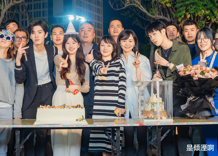 杀青|赵露思《偷偷藏不住》杀青照曝光！饭制海报胜过剧照，男二成败笔！