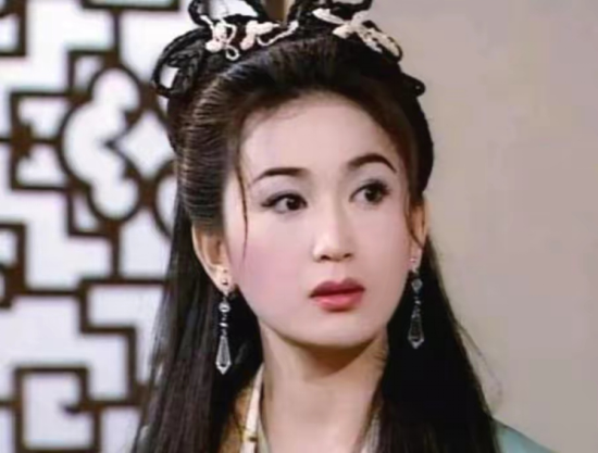 温碧霞|温碧现身郊外河边闲逛,56岁皮肤白皙光滑,动作可爱被赞美如少女