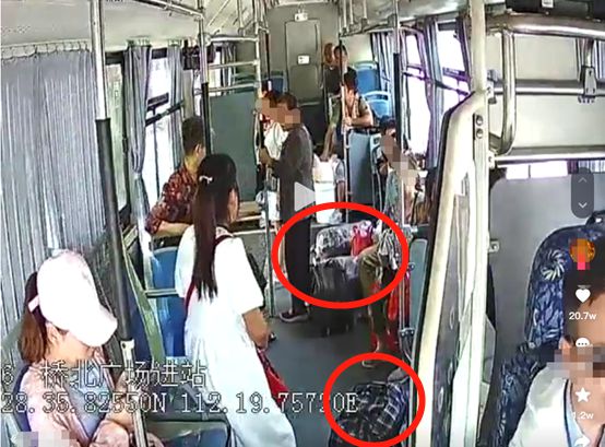 7旬老人只因刷了老年卡,被乘客狠踹下车司机做帮凶,实在太寒心