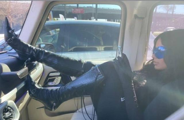 侃爷|侃爷24岁新欢自称六国混血，力图打造美女学霸与霸道总裁形象