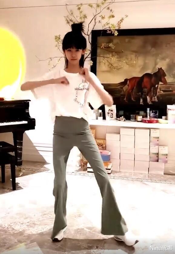 陆毅|陆毅鲍蕾后继有人！14岁女儿穿喇叭裤跳舞整容式长大，母女有同款腿