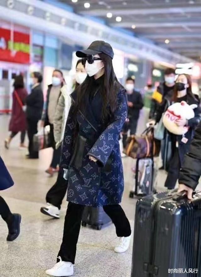 刘亦菲|刘亦菲又重回千金大小姐排场！背32万爱马仕赶高铁，出行不输豪门