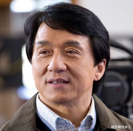 成龙|国际巨星成龙与一空姐合影,评论区却骂声一片,网友:小心一点