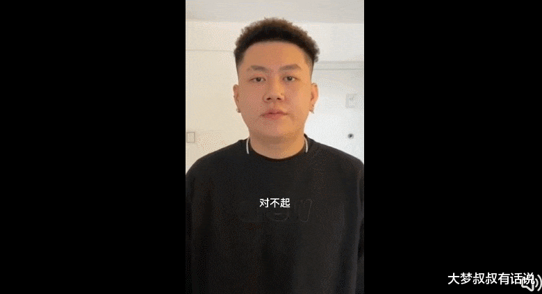 饶舌|饶舌歌手作势“肘击”卖艺老人,“羞辱”打赏遭网友群起Diss