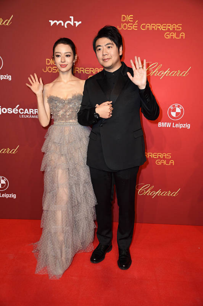 任敏|郎朗老婆吉娜也是人间芭比,穿抹胸裙曲线明显,可真是一精致美人