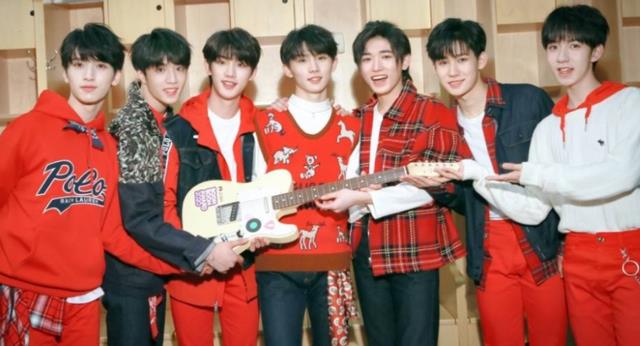 丁程鑫|丁程鑫身高有1米8？当看到他与172的娜扎抢话筒时：是谁撒谎了？