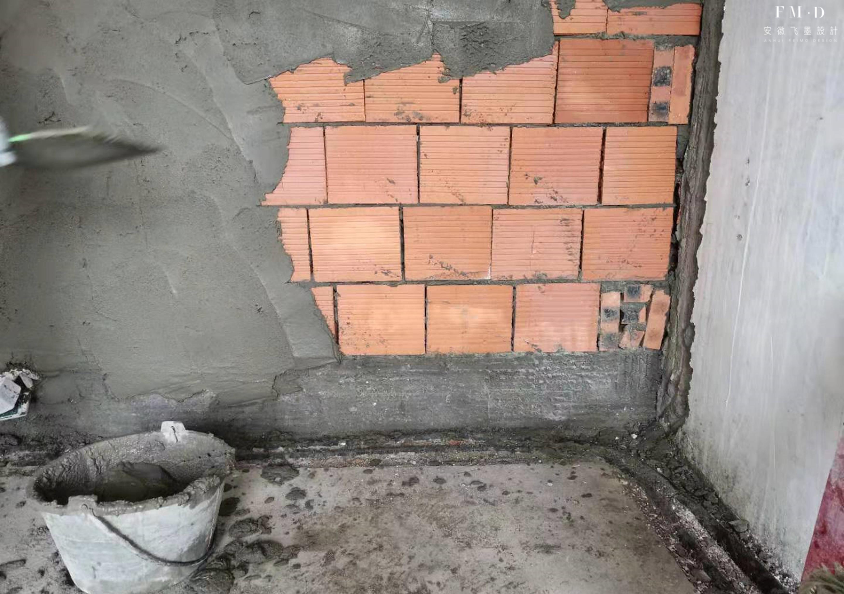 砌墙时,不管多忙,都要在工地盯着,顶砖要是不斜着砌就不验收了