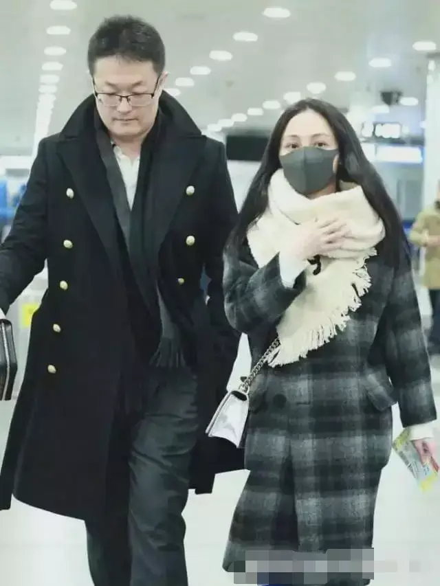 姚笛|姚笛为好友庆解封，坐C位与俩壮汉贴身合影，身材暴瘦素颜变化大