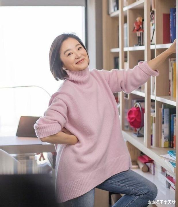 林青霞|林青霞过年在巴黎街头拍美照,长衣手袋尽显68岁女性该有的优雅