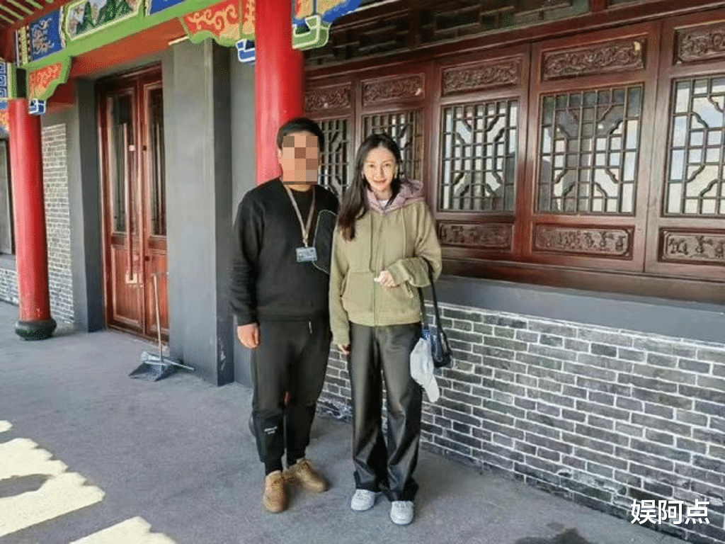 Angelababy|baby现身寺庙还愿,素颜和路人合影显亲切!跟黄晓明各自安好