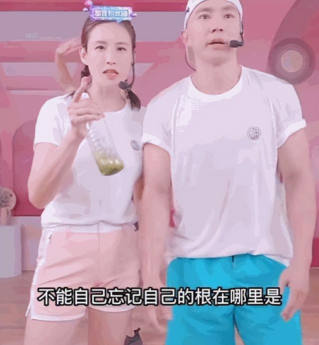 周杰伦|全网喊话周杰伦发声，天王低调晒出杂志封面，高级表态无声胜有声