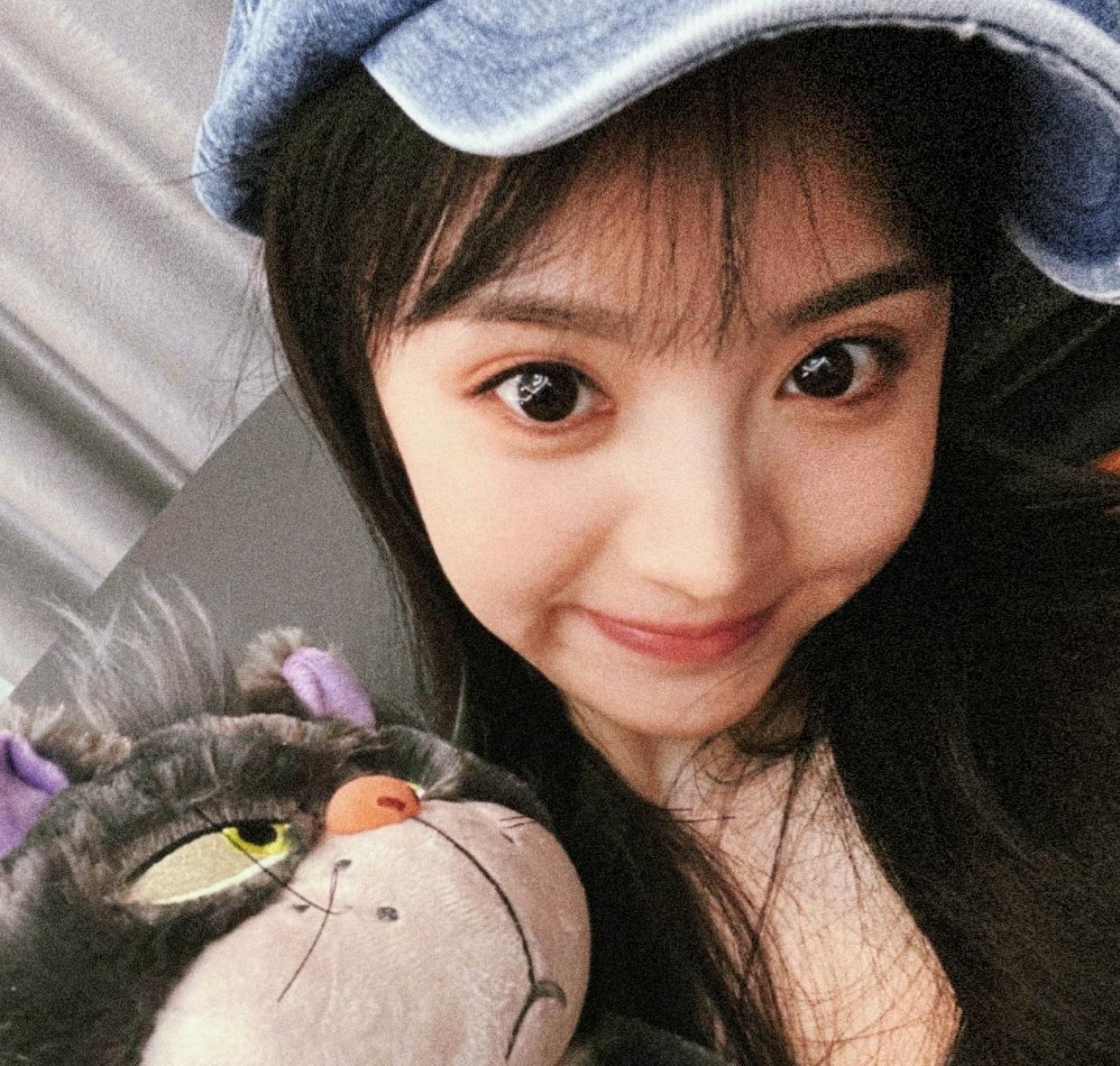 田曦薇|白敬亭田曦薇先后曝光恋情，一个全网祝福，一个要小姐姐“快跑”