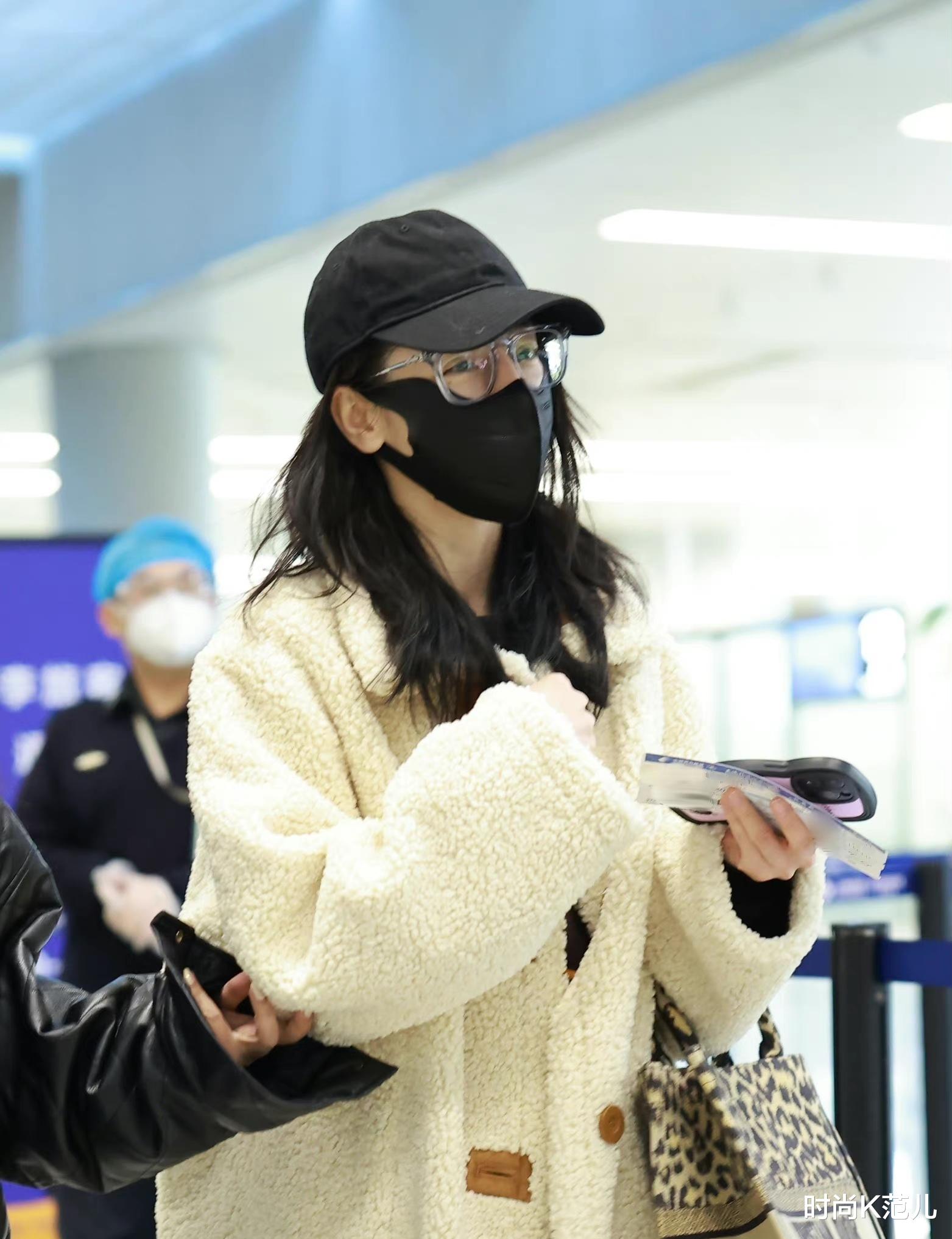 迪丽热巴|迪丽热巴现身机场，穿一件白色毛绒大衣，保暖又显气场！