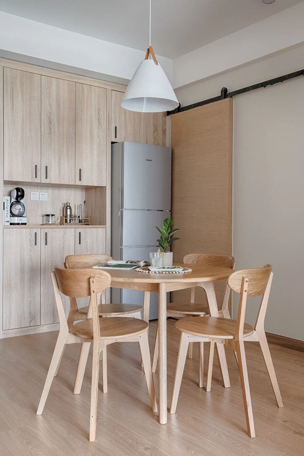 70m2小户型两居室,全屋选用原木家具,清新又自然,春天的气息