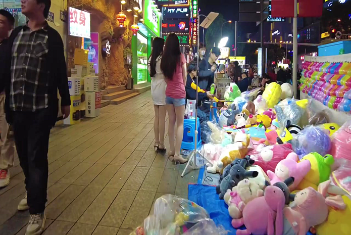 呼和浩特|三线城市呼和浩特，街头很养眼，极其好玩