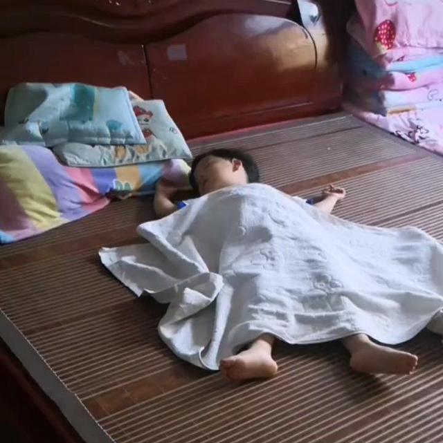 女子怀二胎被赶出家门,5岁女儿带3岁弟弟,起诉前夫两次都不给钱