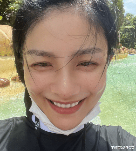 胡可|46岁胡可晒照年轻漂亮,扎麻花辫像小女生,和儿子安吉同框像姐弟