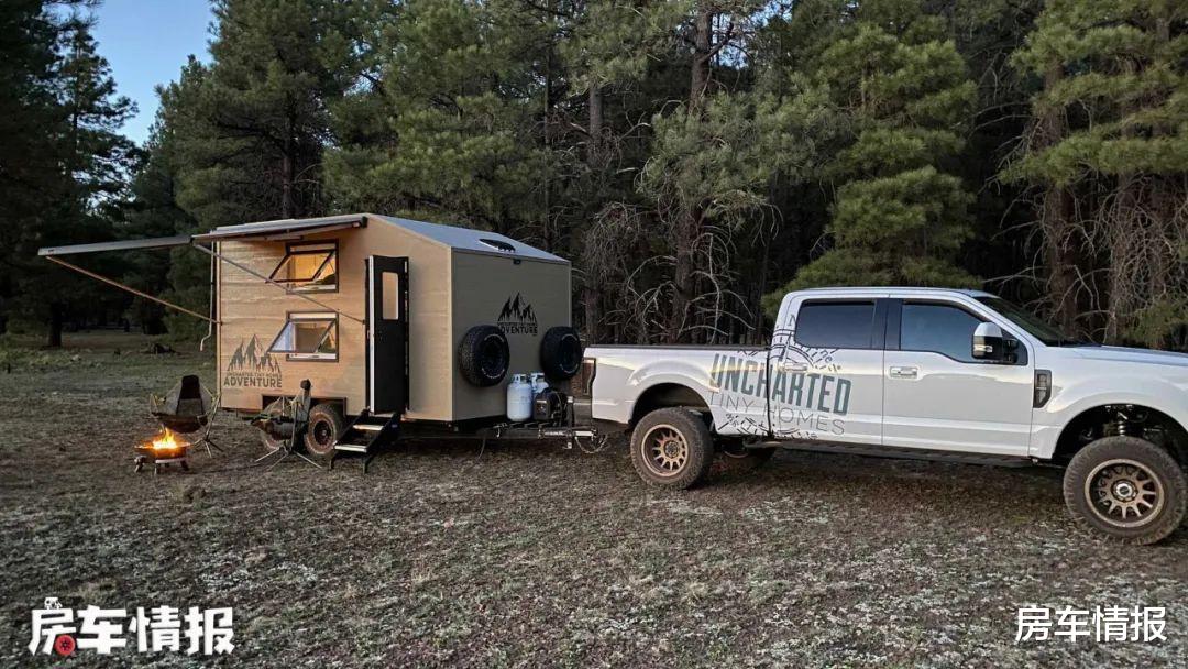 名副其实的房车!外观像木屋内部和大学宿舍一样,带厨房和卫生间