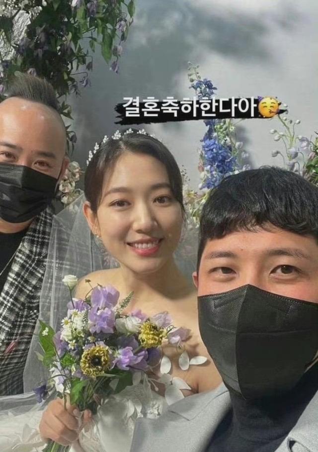 朴信惠|李敏镐都暻秀出席朴信惠婚礼,婚礼现场曝光,鲜花遮孕肚手部浮肿