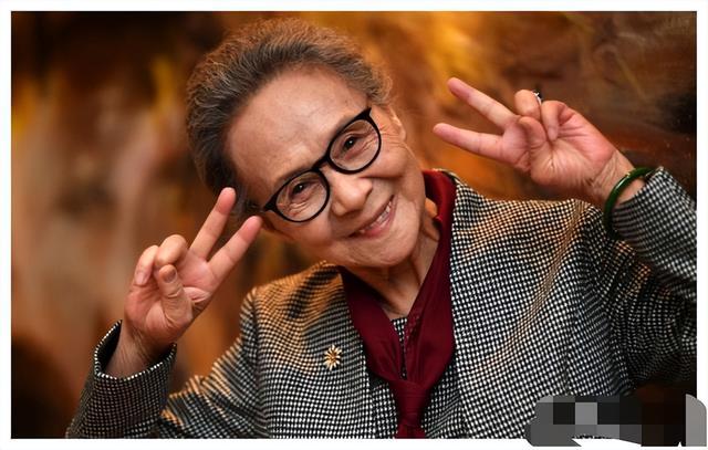 金·卡戴珊|娱乐圈的“中流柱”,84岁拿影后,与刘亦菲闺蜜情引感慨