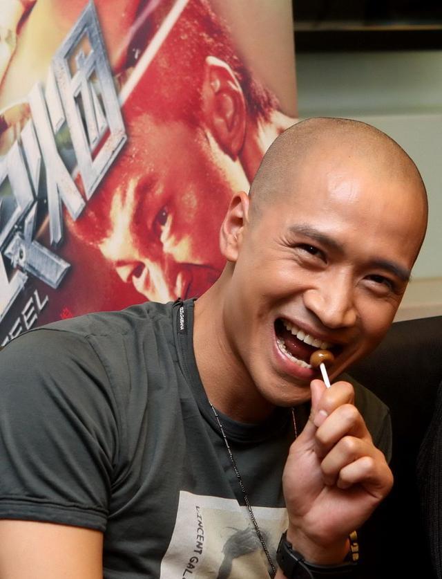 何晟铭|何晟铭片场被围观，“白发”造型惊艳粉丝，“每天都那么帅”