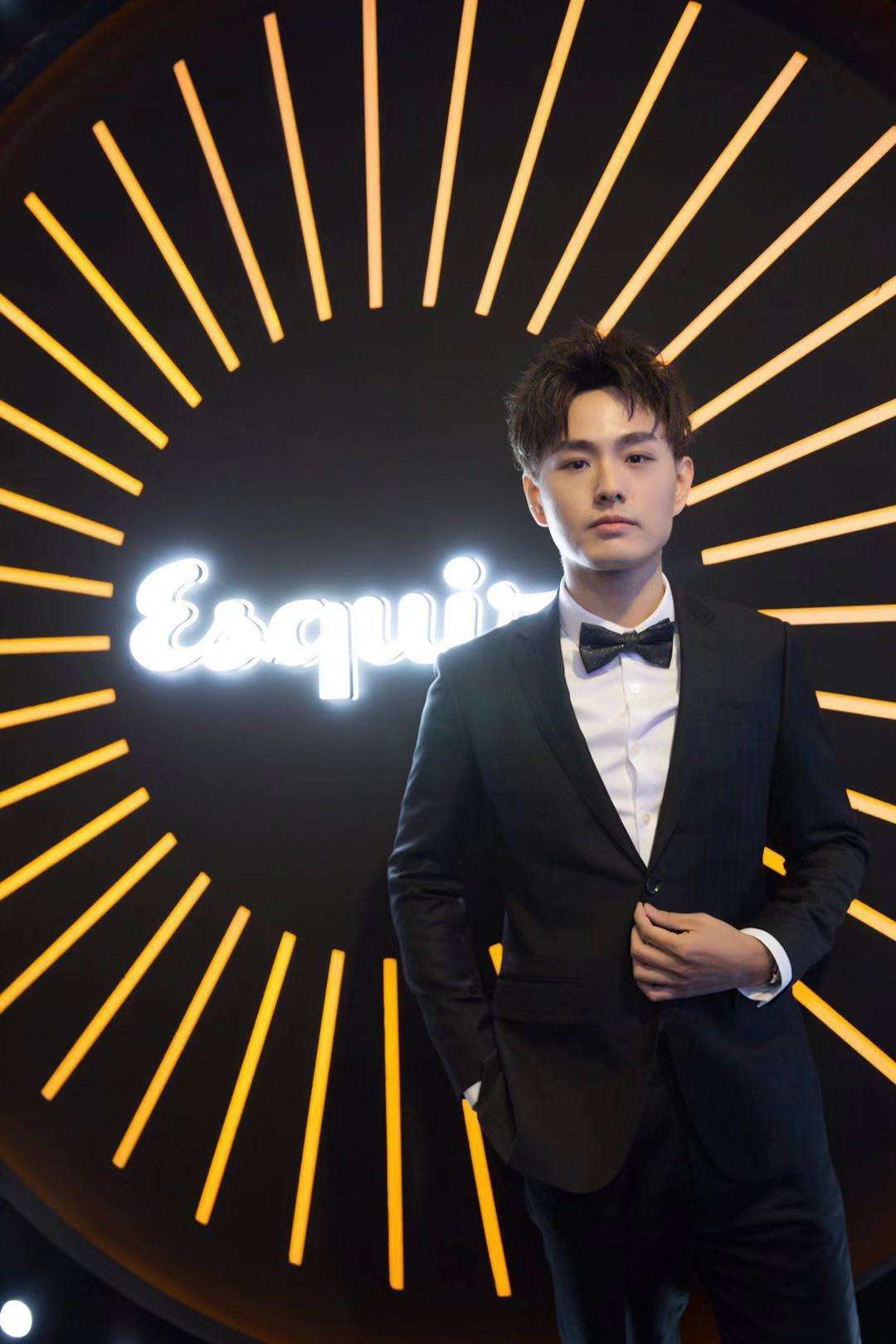 邓男子|虎年春晚邓男子:魔术表演惹争议,拯救落水儿童获支持