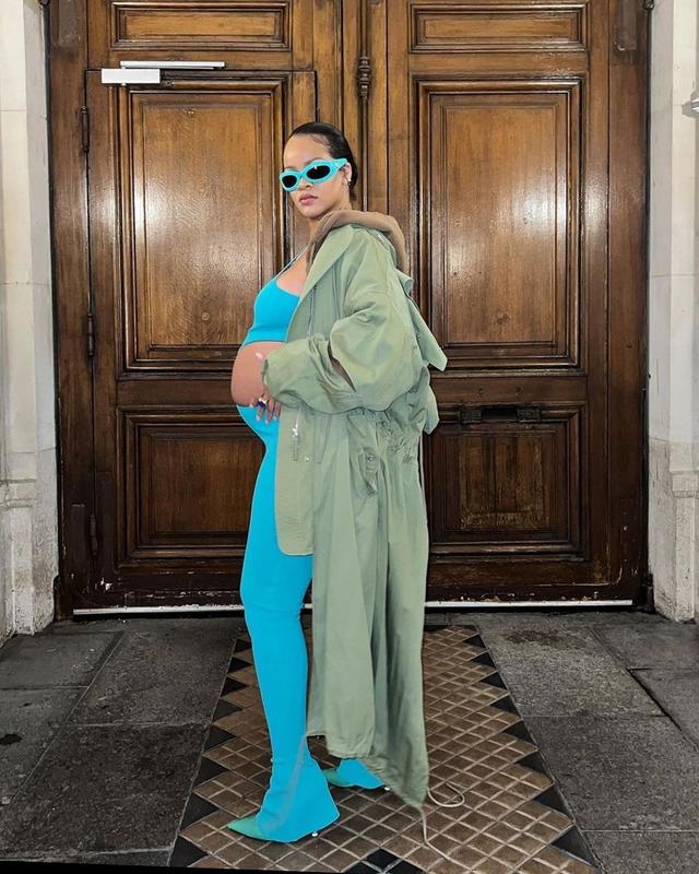 玉米面 蕾哈娜挺孕肚逛街,穿蓝色宽松卫衣不显胖,扎高马尾有点活泼