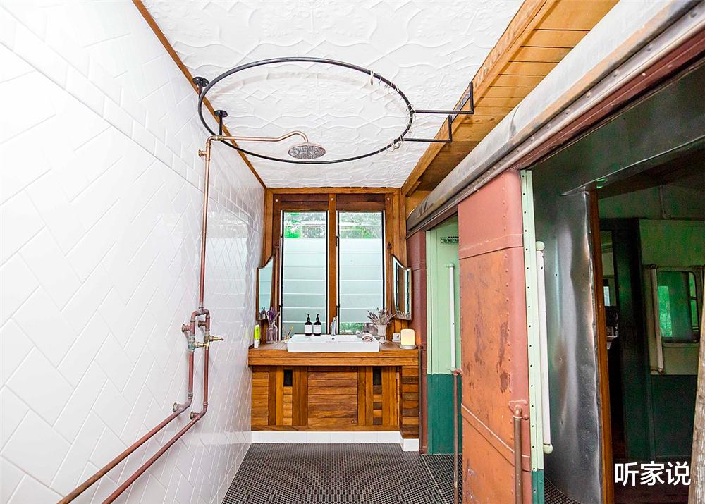 夫妻俩买下1950年废弃火车,将一节车厢变成70㎡小家,太有特点了