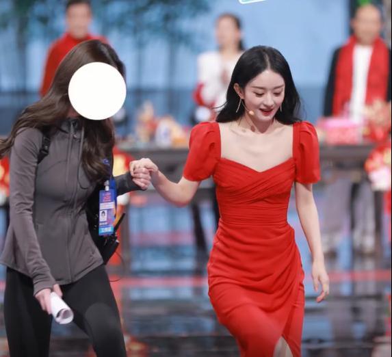 赵丽颖|赵丽颖录制北京台春晚路透曝光,万家庄成员集合,穿搭不超1万