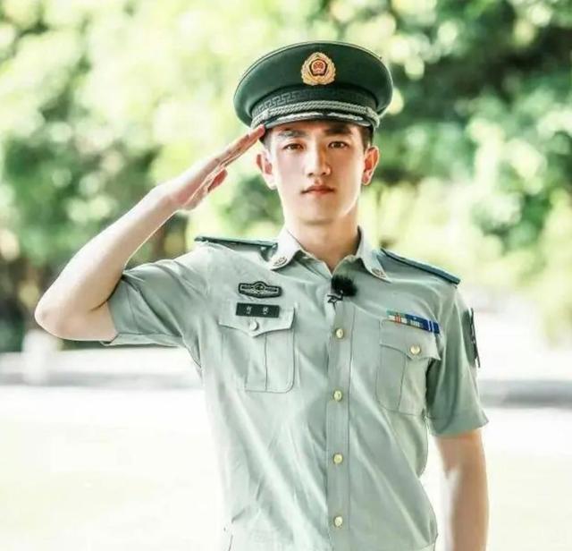 王子文|何捷把张馨予当成女儿宠！他的手机里全是她，叫她“小孩”太甜蜜