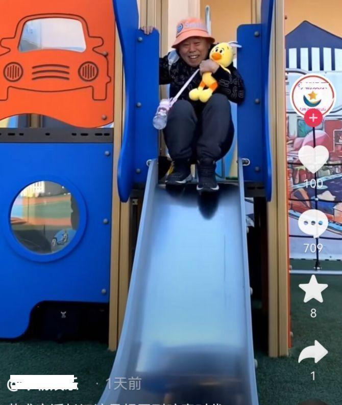 潘长江|65岁潘长江玩滑梯,背书包打扮幼稚,表情浮夸遭网友吐槽