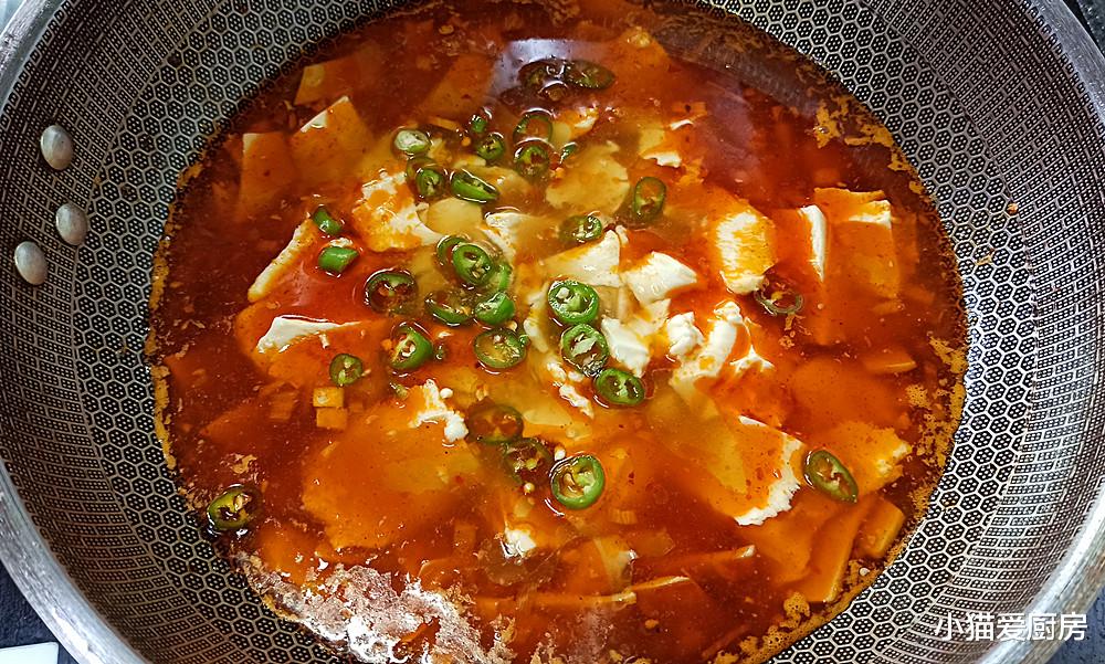 豆腐这样做特别入味，酸辣开胃，天冷了来上一碗，吃完浑身暖和