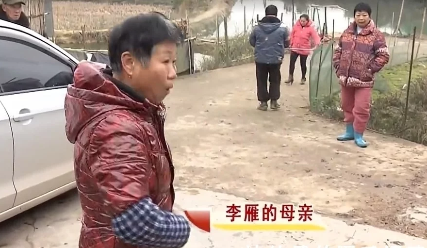 60岁大爷爱上歌厅38岁女子,还是儿子同学,35万退休金被挥霍光