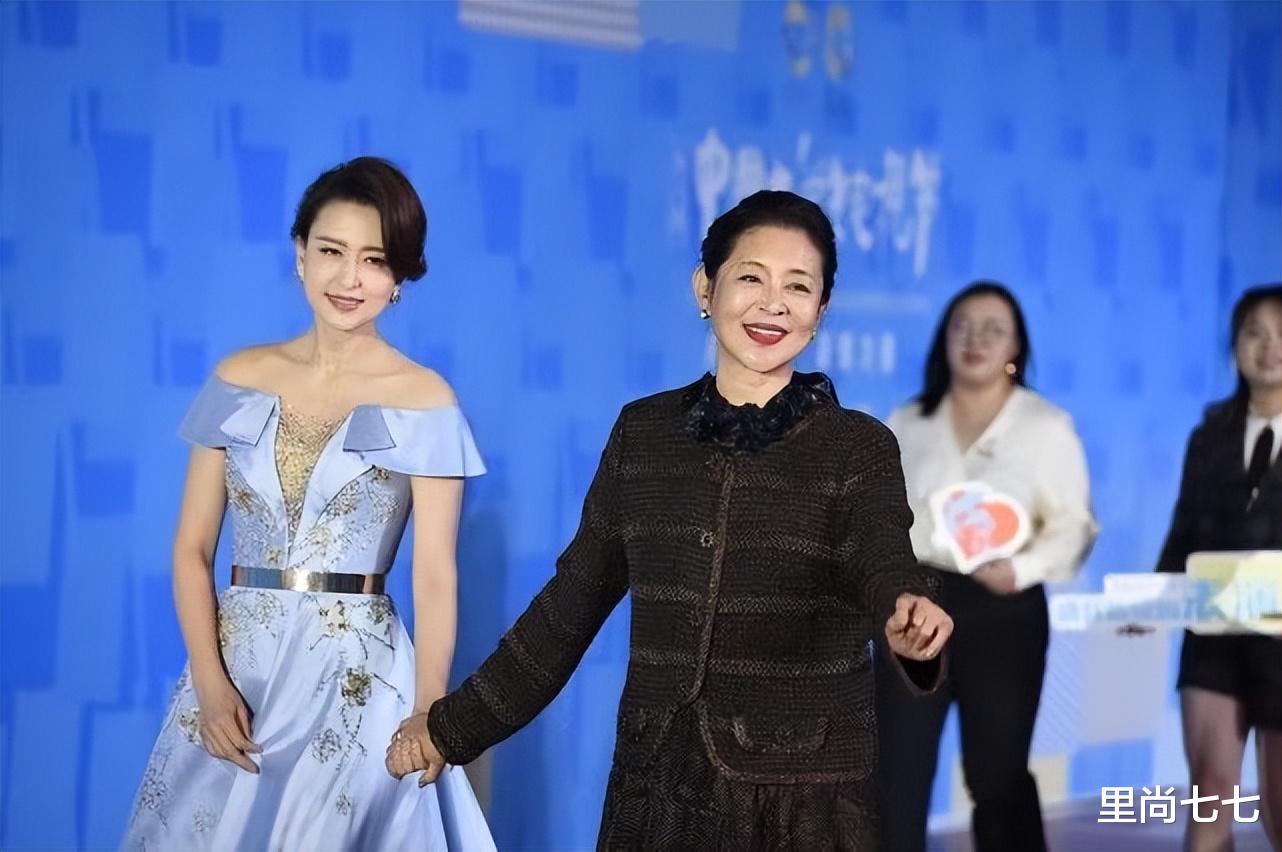 倪萍|倪萍张蕾同框，前辈倪萍着装优雅不落俗套，后辈张蕾瞬间显暗淡