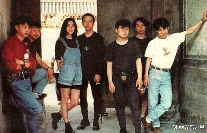 靳东|穿拖鞋吃路边摊，窦唯被指落魄比不上王菲，实则他身家上10亿