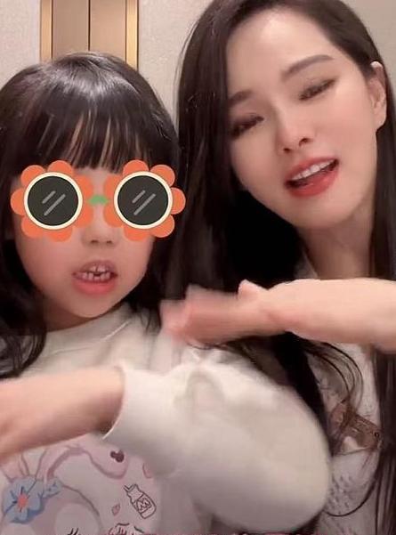 伊能静|伊能静晒出近照，6岁女儿罕见出镜，两人同框超温馨