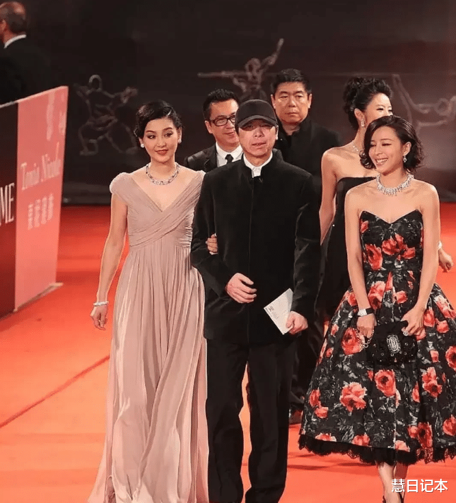 徐帆|冯小刚带旗下女演员张静初和老婆徐帆走红毯!徐帆罕见化浓妆宣告地位