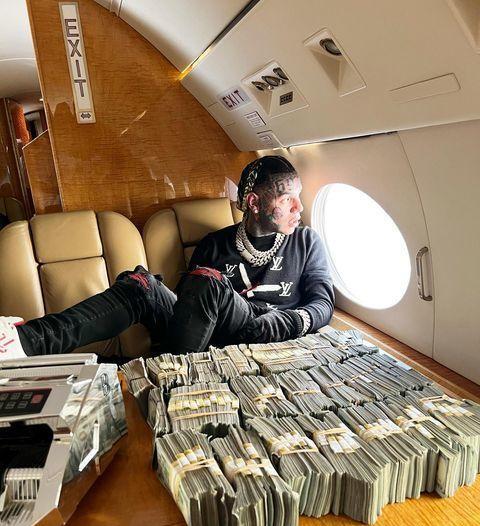 女孩|美国说唱歌手到迪拜入13个铂金包,现金摆满地,回纽约分给女孩们