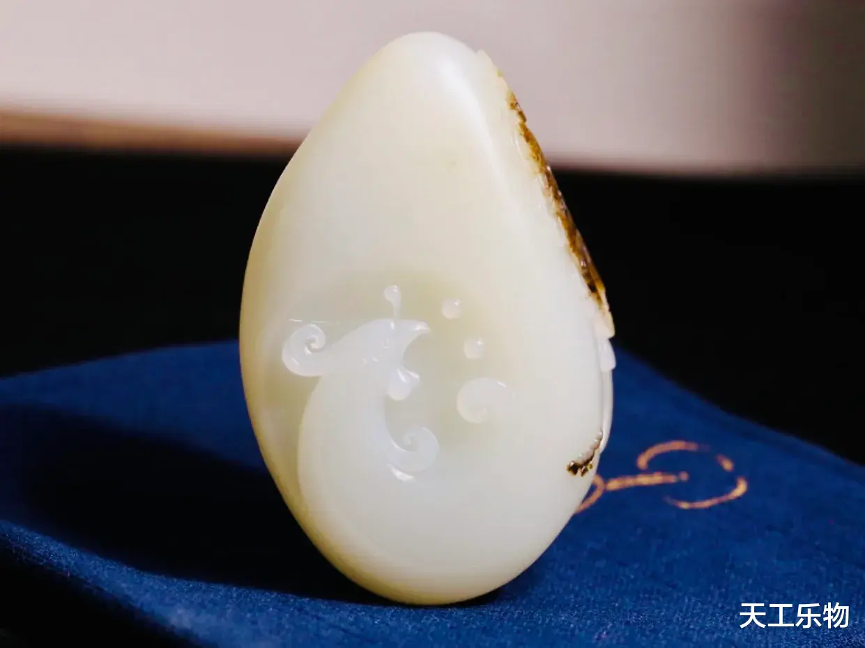 邮票|上手油的秋梨皮油膏料!一百多克的籽料羊脂玉“凤凰”价值几何?