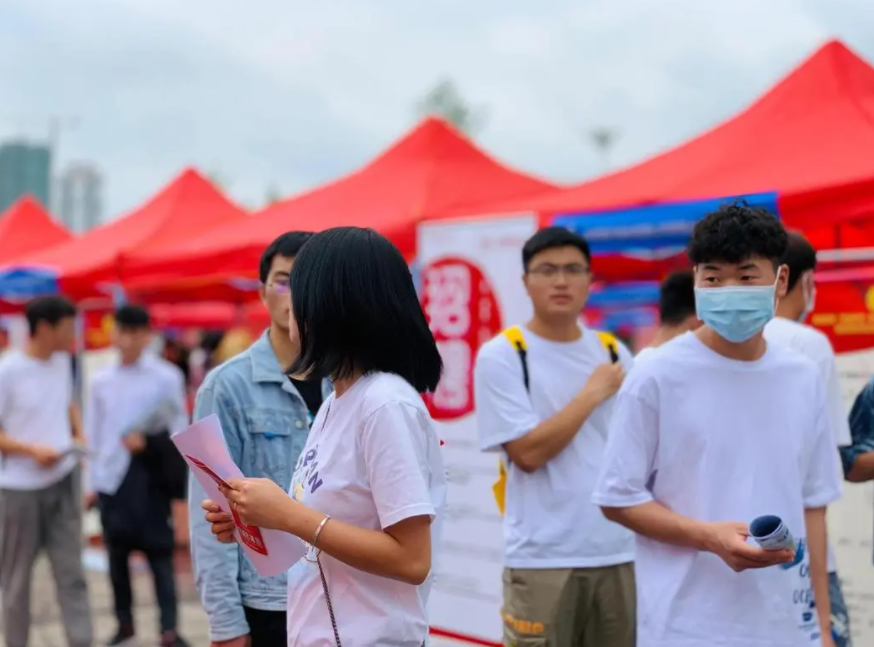 摩羯座|成都一公司HR出言不逊，嘲讽专科生只配“看大门”，处理结果已出