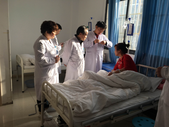 湖北老汉捡一女婴,辛苦养育成女博士,24年后生母带50万上门要人