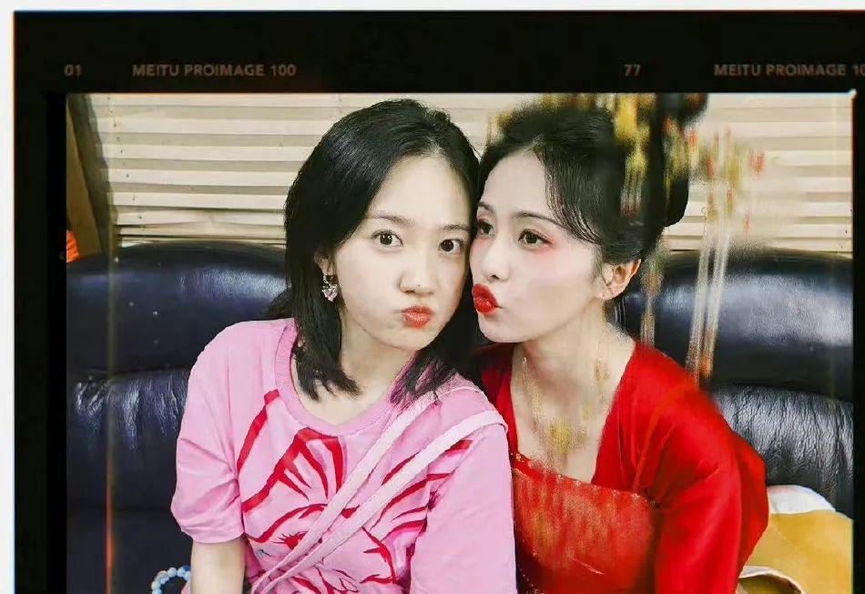 白梦妍|白鹿穿红色嫁衣太惊艳!同女演员合影美得让人窒息