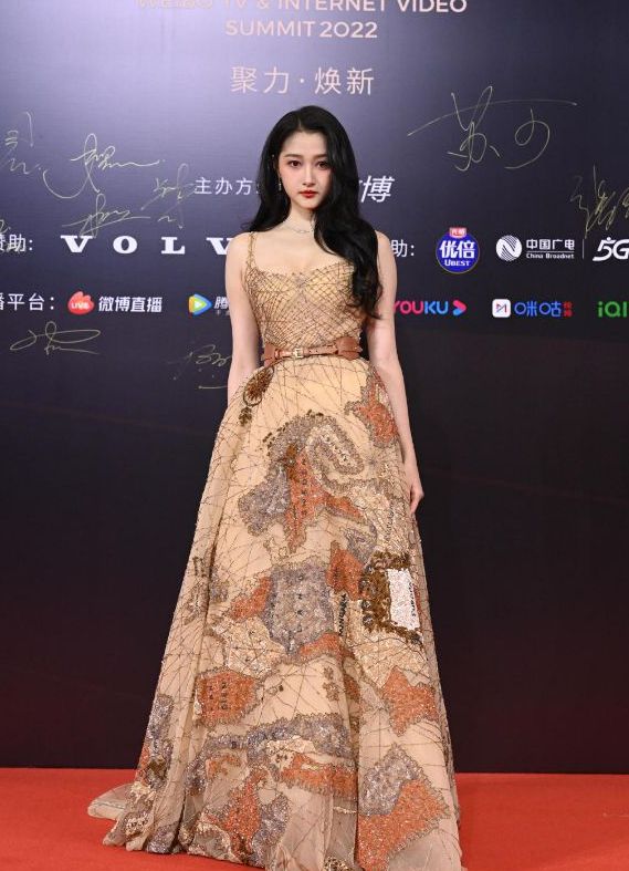 关晓彤|微博盛典女星状态，赵丽颖发腮，关晓彤礼服获赞，张天爱撞脸柳岩