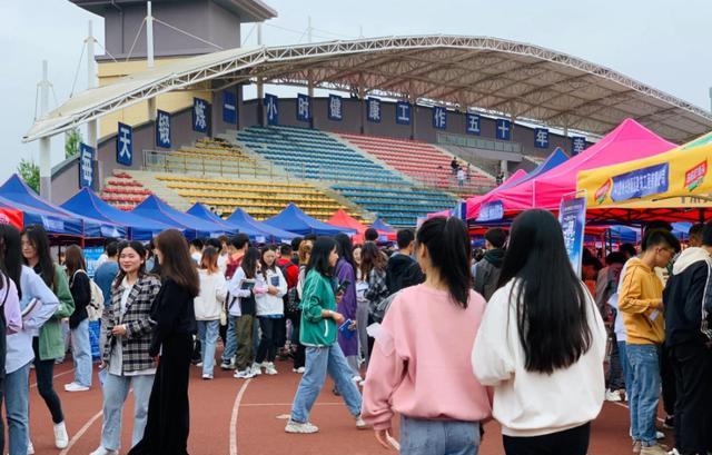 |“四年大学花了15万”,农村家长含泪哭诉,想到学生现状就很心酸