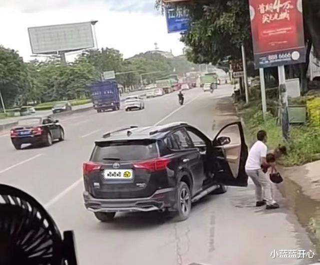 一名男子强行抱着一女上车,女子剧烈挣扎,网友:两人是夫妻吗