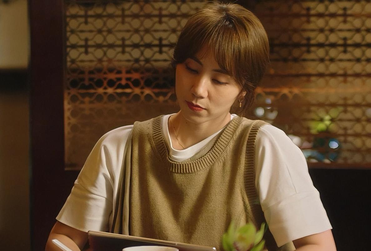 黄磊|黄磊老婆穿背带裤被疑怀4胎！小腹隆起腿部粗壮，三宝才5岁